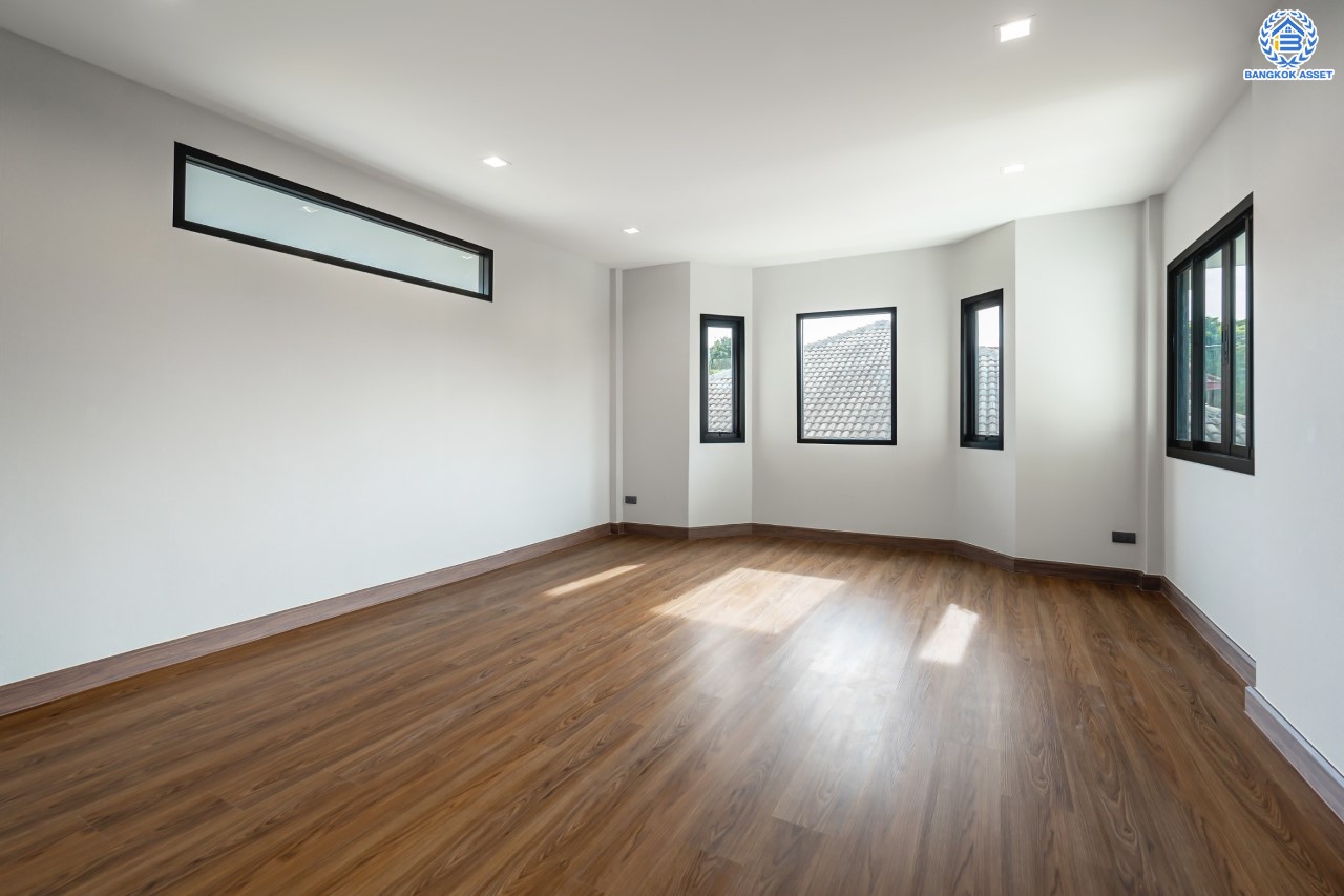 บ้านมือสองตกแต่งใหม่ ม.เมืองเอกประจิม พหลโยธิน87 ตกแต่งครบทุกฟังก์ชัน เนื้อที่ 200 ตร.ว. 3 ห้องนอน 5 ห้องน้ำ 1 ห้องรับรอง จอดรถได้ 3 คัน เชื่อมต่อทุกการเดินทาง ใกล้รถไฟฟ้าสายสีแดง "สถานีหลักหก"และทางด่วน "ศรีสมาน"